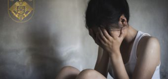 Un bărbat, care și-a maltratat familia și și-a abuzat sexual fiica minoră, condamnat la 19 ani de închisoare