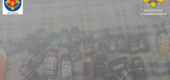 Peste 280 de pastile interzise, primite poștal – ridicate într-un dosar de contrabandă. A urmat reținerea unui cetățean străin