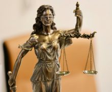 Un avocat a fost trimis pe banca acuzaților pentru escrocherie