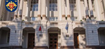 Trei tineri vor sta după gratii pentru că au atacat și jefuit un bărbat care făcea comerț în stradă