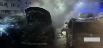 Pompierii au lichidat flăcările ce au afectat trei automobile parcate în curtea unui bloc din capitală