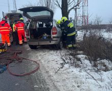 Accident grav la Fălești. Un polițist a deparat de pe traseu și s-a izbit într-un copac