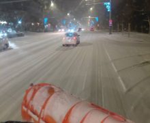 Primăria Chișinău: Toate serviciile municipale și utilajele de deszăpezire sunt mobilizate și active în teren