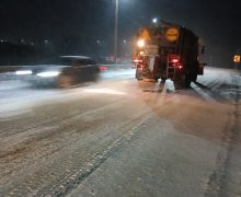 Peste 200 de utilaje și sute de muncitori rutieri acționează pe drumurile naționale din întreaga țară