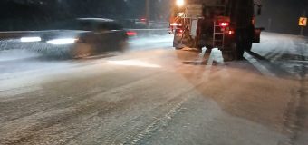 Peste 200 de utilaje și sute de muncitori rutieri acționează pe drumurile naționale din întreaga țară