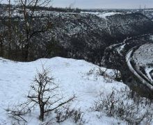 O minoră a mers să se plimbe într-o zonă stâncoasă și a alunecat. Tânăra a decedat