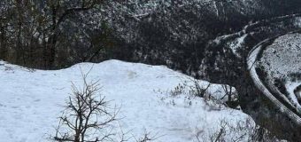 O minoră a mers să se plimbe într-o zonă stâncoasă și a alunecat. Tânăra a decedat