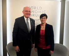 Progresele Republicii Moldova în parcursul european, discutate la Davos de către Alexandru Munteanu și Comisara Europeană pentru Extindere