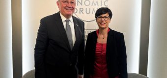 Progresele Republicii Moldova în parcursul european, discutate la Davos de către Alexandru Munteanu și Comisara Europeană pentru Extindere