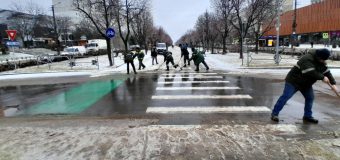 Municipalitatea solicită agenților economici să se implice activ în curățarea ghețușului de pe spațiile adiacente imobilelor administrate