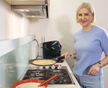 Irina Vlah, de Maslenița, a pregătit clătite cu brânză de vaci și merișoare