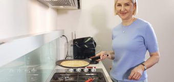 Irina Vlah, de Maslenița, a pregătit clătite cu brânză de vaci și merișoare