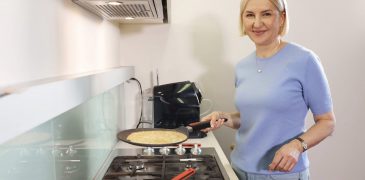 Irina Vlah, de Maslenița, a pregătit clătite cu brânză de vaci și merișoare