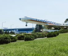Curiozități despre avionul de la intrarea Aeroportului