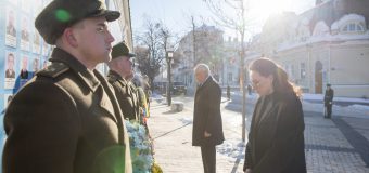 Premierul, la Kiev: Am adus un omagiu, alături de Prim-ministra Ucrainei, eroilor ucraineni care și-au dat viața pentru a-și apăra poporul, pentru libertate și independență