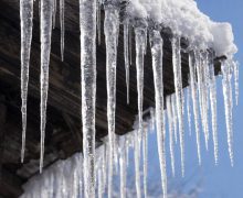 Avertizare: Cetățenii îndemnați să fie prudenți în timpul deplasării pe lângă acoperișurile clădirilor