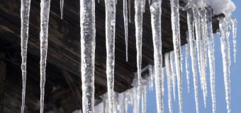 Avertizare: Cetățenii îndemnați să fie prudenți în timpul deplasării pe lângă acoperișurile clădirilor