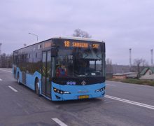 Pe itinerariile municipale circulă zilnic 35 rute de autobuz și 38 de troleibuz
