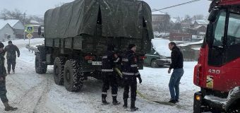 Militarii intervin la tractarea transportului de mare tonaj bloct în Cahul