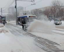 Serviciile municipale continuă intervenția mecanizată pentru a asigura circulația transportului pe drumurile din capitală