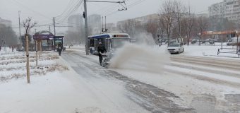 Serviciile municipale continuă intervenția mecanizată pentru a asigura circulația transportului pe drumurile din capitală