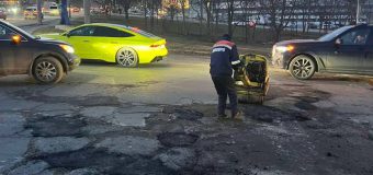 Serviciile primăriei continuă procesul de remediere a gropilor de pe străzile Capitalei