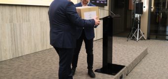 Campania „O scrisoare ține loc de îmbrățișare”: 20 mii de scrisori vor ajunge la copiii din Ucraina