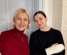 (FOTO) Iarna trecută – ea, acum – fiica ei e cu mâna în ghips. Irina Vlah: „Iarna ne pune la încercare”