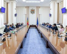 Discuții la Guvern despre evoluțiile de pe piața combustibililor, în contextul războiului din Orientul Mijlociu