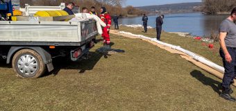 Specialiști din cadrul IGSU România și Apele Române au ajuns în Moldova cu echipamente suplimentare necesare pentru a extrage substanța petrolieră de pe râul Nistru