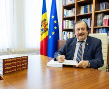 Nicolae Botgros a lăsat colegilor din Parlament volumul „Sufletul viorii”, cu un autograf