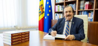 Nicolae Botgros a lăsat colegilor din Parlament volumul „Sufletul viorii”, cu un autograf