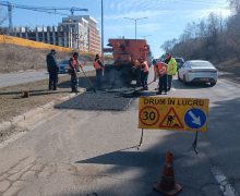 Drumarii au intervenit cu lucrări de reabilitare a drumurilor din Chișinău și în weekend
