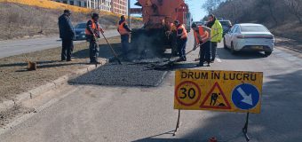 Drumarii au intervenit cu lucrări de reabilitare a drumurilor din Chișinău și în weekend