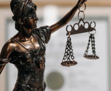 Un avocat a fost trimis în judecată pentru trafic de influență într-o cauză de violență în familie