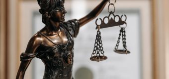 Un avocat a fost trimis în judecată pentru trafic de influență într-o cauză de violență în familie