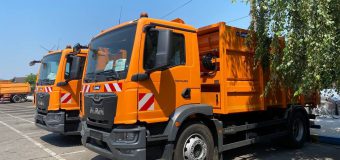 Primele 3 autospeciale din cele 11 pentru Chișinău au ajuns la Regia Autosalubritate