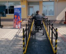 30 de rampe de acces sunt construite în instituții publice care găzduiesc secții de votare