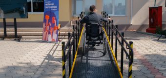 30 de rampe de acces sunt construite în instituții publice care găzduiesc secții de votare