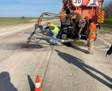 Drumarii continuă lucrările de întreținere a drumurilor naționale