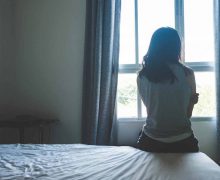 Doi tineri și o tânără – trimiși în judecată pentru cinci fapte penale, după ce i-ar fi înlesnit practicarea prostituției unei tinere cu copil de 1 an și 7 luni