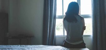 Doi tineri și o tânără – trimiși în judecată pentru cinci fapte penale, după ce i-ar fi înlesnit practicarea prostituției unei tinere cu copil de 1 an și 7 luni