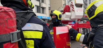 Salvatorii și pompierii IGSU au salvat o femeie dintr-un incenidu din capitală