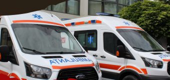 O echipă de asistență medicală a fost amenințată cu un cuțit în timpul unei intervenții