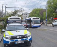 O creangă a căzut peste un troleibuz pe Ștefan cel Mare în Capitală