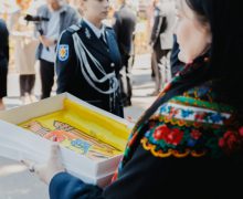 MEC a oferit circa 330 de drapele liceelor din Republica Moldova, într-o ceremonie solemnă în Piața Marii Adunări Naționale