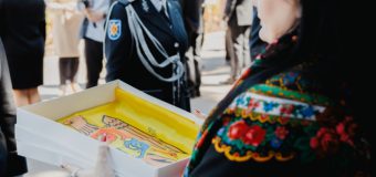 MEC a oferit circa 330 de drapele liceelor din Republica Moldova, într-o ceremonie solemnă în Piața Marii Adunări Naționale