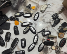 Contrabandă cu mașini, cu un prejudiciu de 5 mln. lei. Opt reținuți, dintre care patru sunt funcționari publici