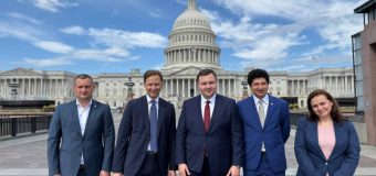 O delegație parlamentară se află la Washington
