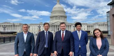 O delegație parlamentară se află la Washington